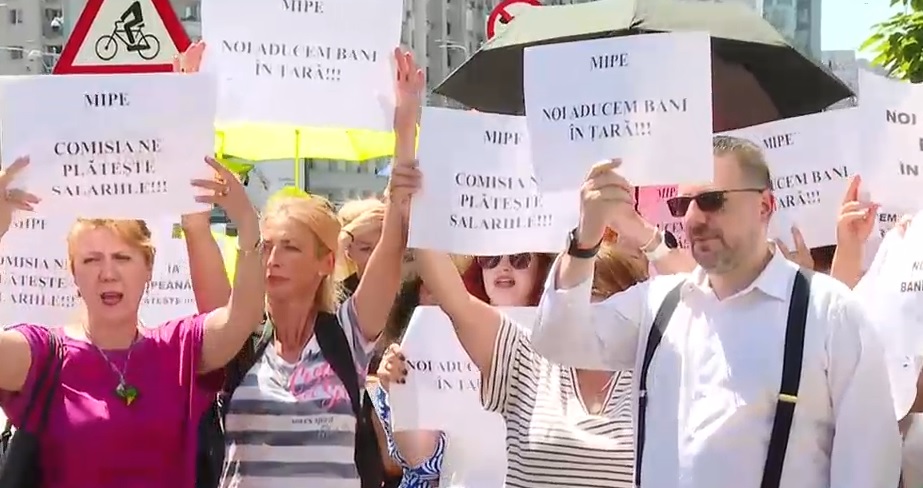 Protest spontan al bugetarilor astăzi în fața Guvernului. „Sporul de condiții vătămatoare nu reprezintă un privilegiu”