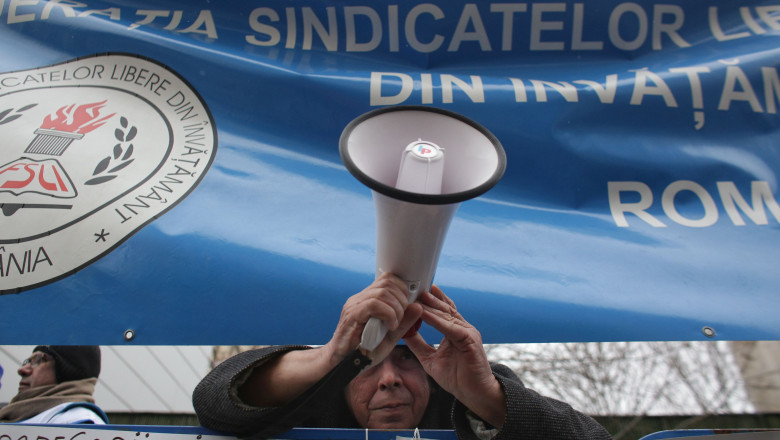 Sindicatele din Educaţie acuză că măsurile propuse de Guvern „vor sufoca învățământul” și anunță proteste la Parlament