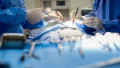 medici in sala de operatie