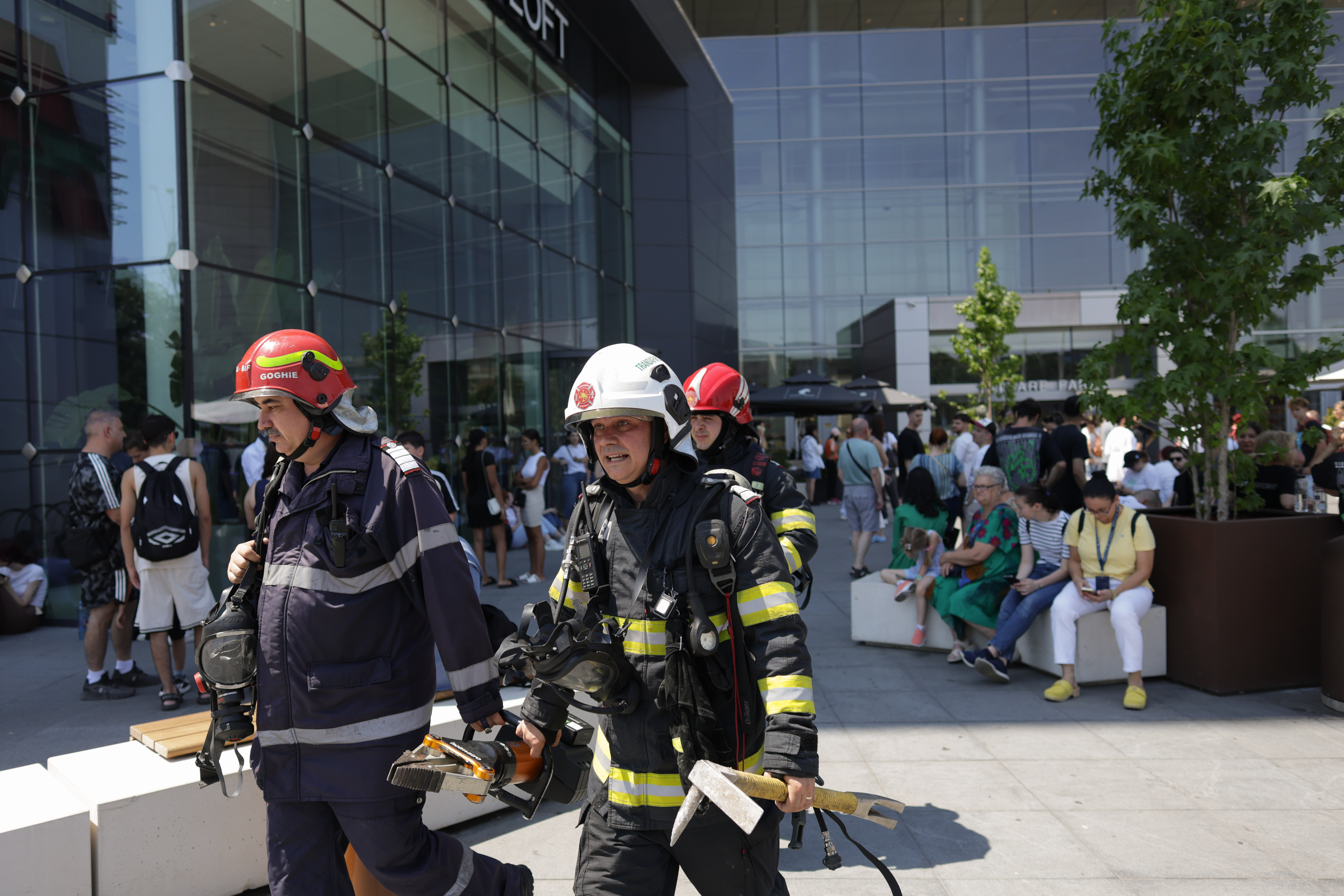 Incendiu la acoperișul mall-ului AFI Cotroceni din București. Mii de clienți au fost evacuați: o persoană a fost blocată în lift