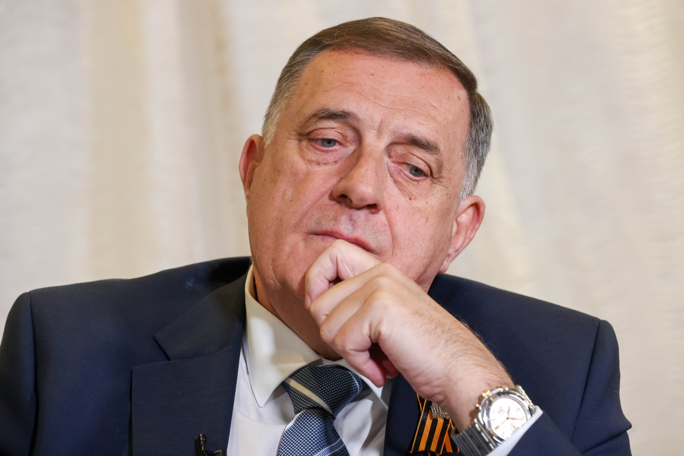 După trei luni de sfidare, liderul sârbilor din Bosnia, Milorad Dodik, s-a predat justiției. Mandatul său de arestare a fost anulat