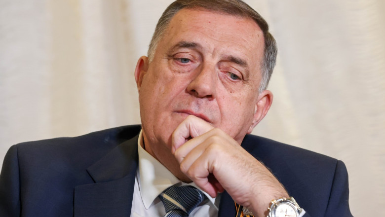 După trei luni de sfidare, liderul sârbilor din Bosnia, Milorad Dodik, s-a predat justiției. Mandatul său de arestare a fost anulat