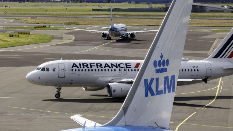 SCHIPHOL - A KLM and Airfrance plane brotherly together at Schiphol Airport. The alliance between the two companies has now existed for twenty years. ANP/ HOLLANDSE HOOGTE/ MARCEL ANTONISSE netherlands out - belgium out