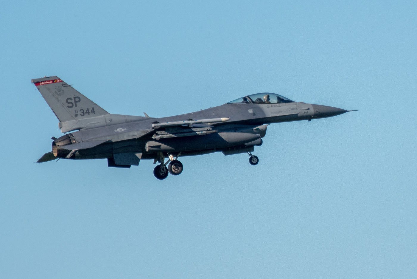 Alertă în apropierea terenului de golf al lui Donald Trump. Un F-16 a escortat un avion în afara zonei după încălcarea spaţiului aerian