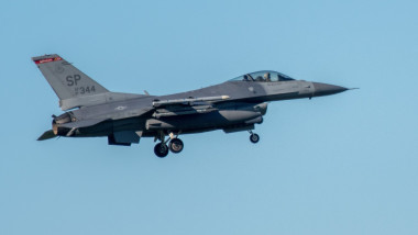 Avion F-16 in zbor