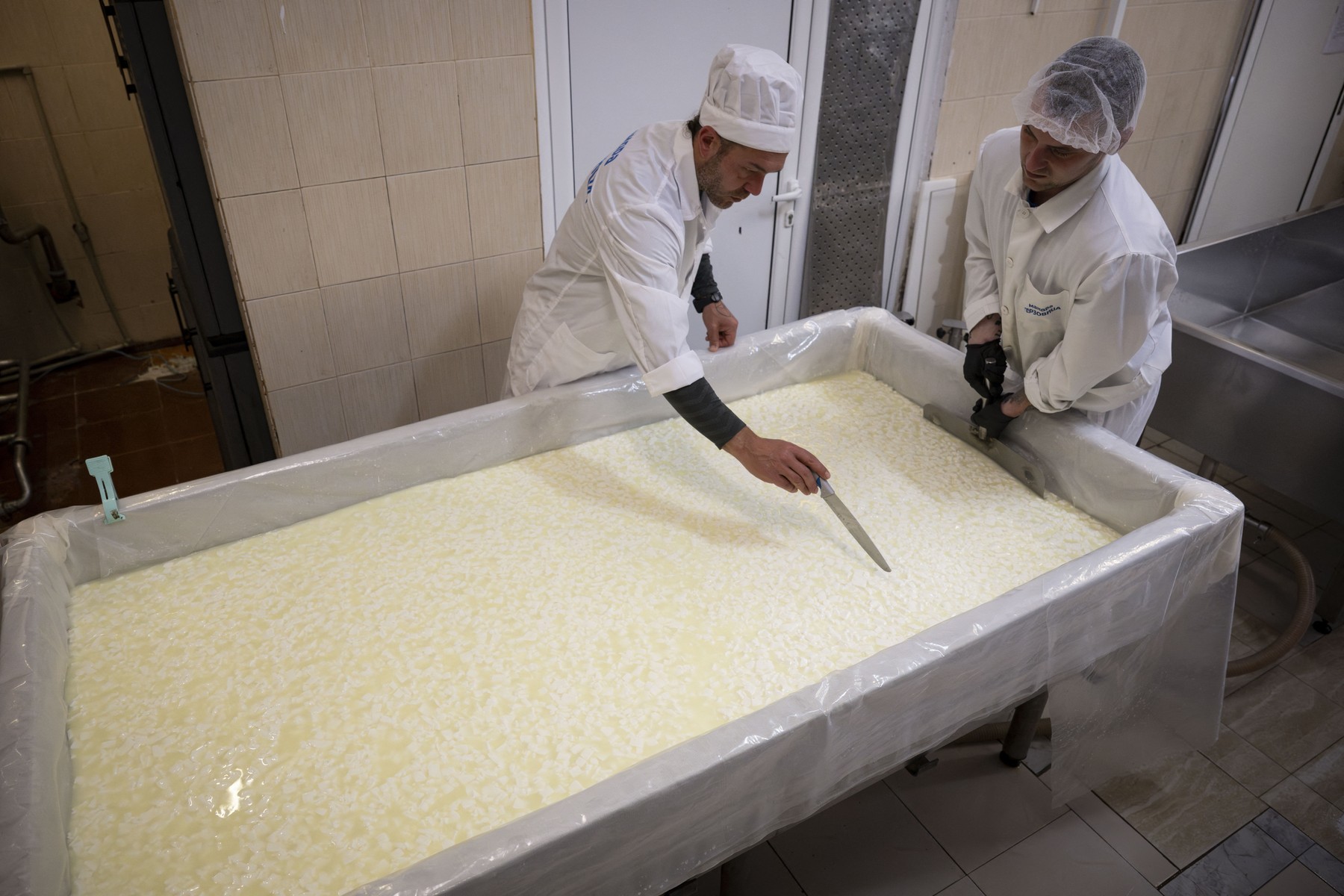 Peste 7.300 de persoane private de libertate lucrează în România. Ce condiții trebuie să îndeplinească deținuții și cum se împart banii