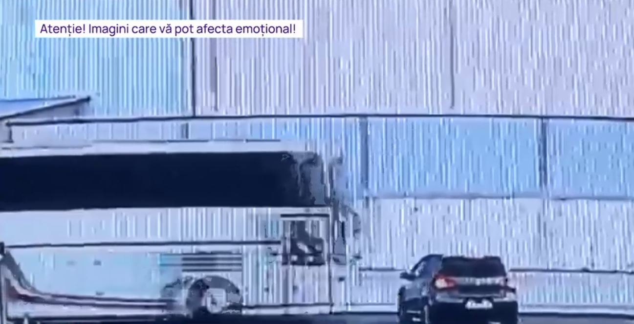 VIDEO Accident grav înregistrat de camere: Momentul în care o mașină, care nu acordă prioritate, este lovită puternic de un autocar