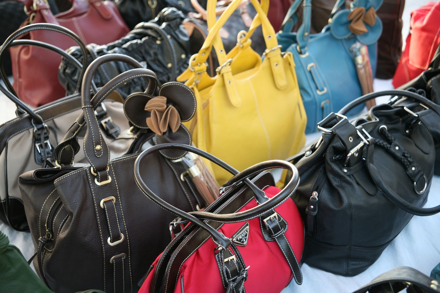 Furt spectaculos la un magazin cu produse de lux second hand din Paris. Hoții au furat genți de firmă de un milion de euro
