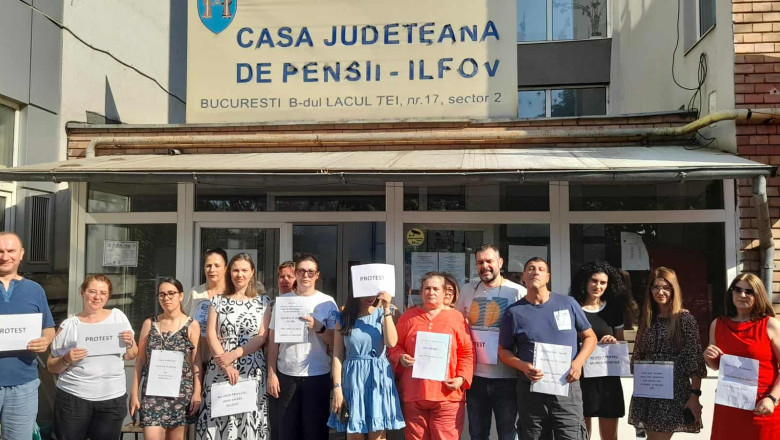 VIDEO  Angajații de la Casele de Pensii şi Ministerul Investiţiilor Europene protestează marţi față de tăierea veniturilor