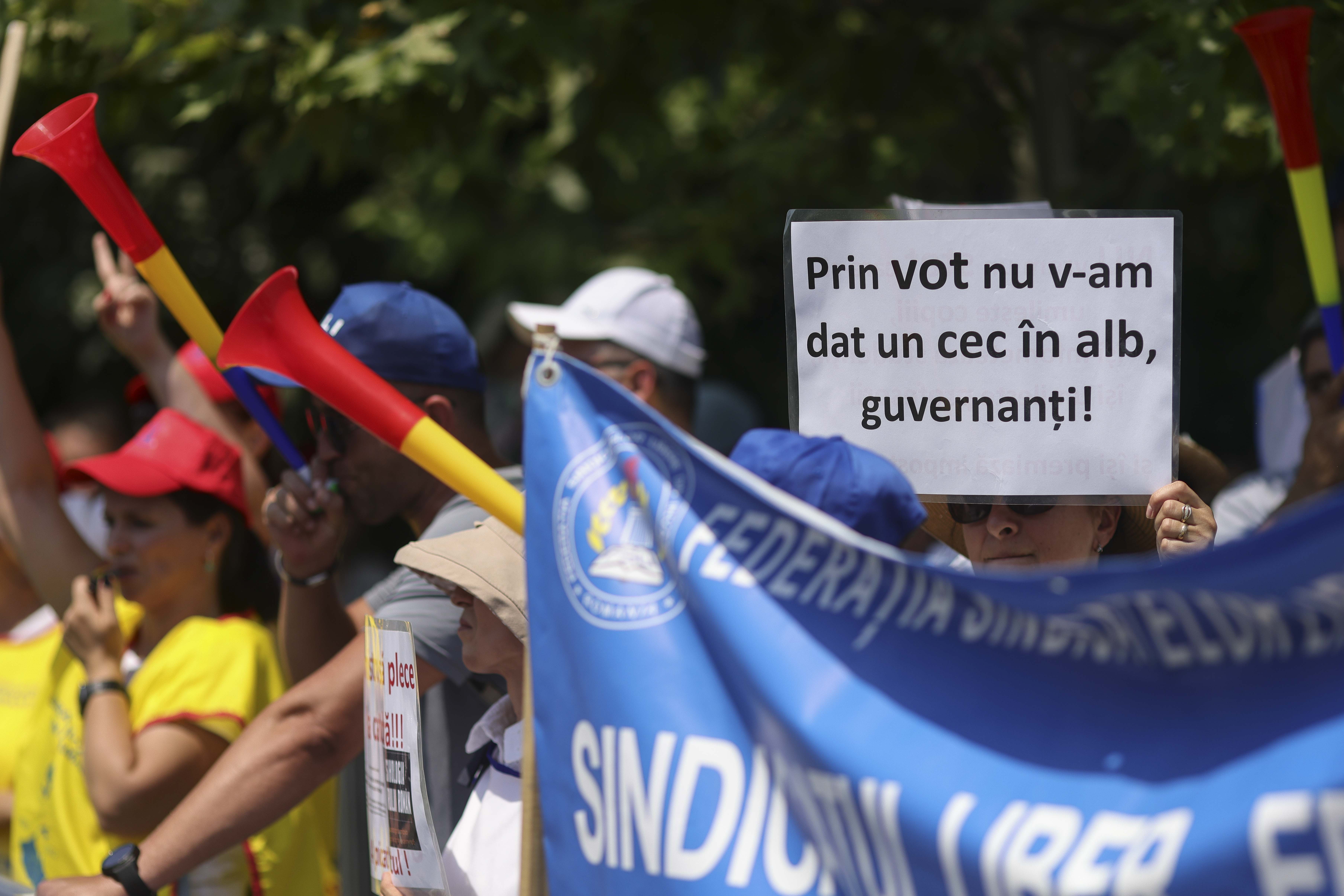 Proteste ale sindicaliștilor, la Parlament, în ziua în care Guvernul și-a asumat răspunderea pe majorările de taxe