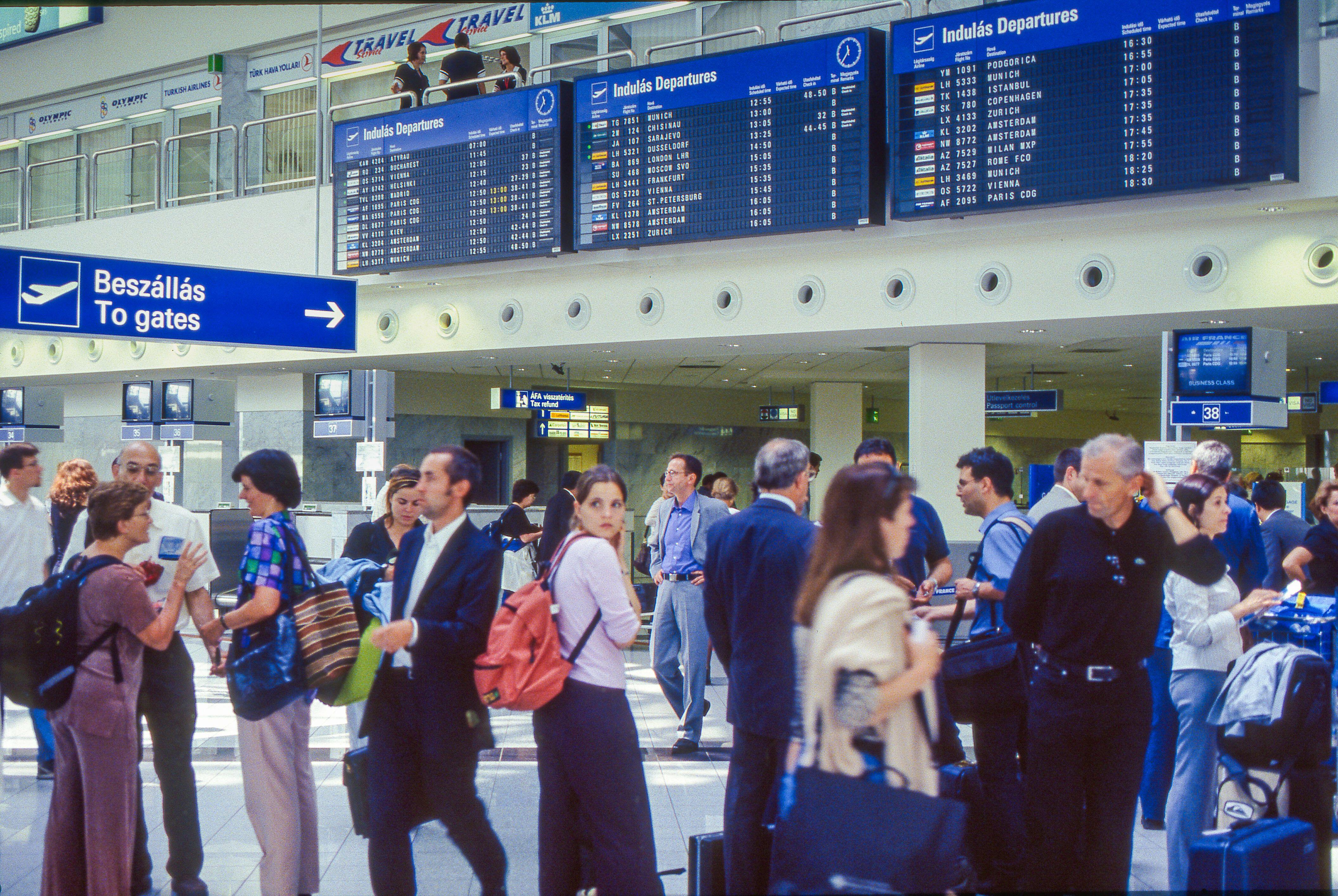 Risc de întârzieri sau anulări de zboruri pe aeroportul din Budapesta, din cauza vremii
