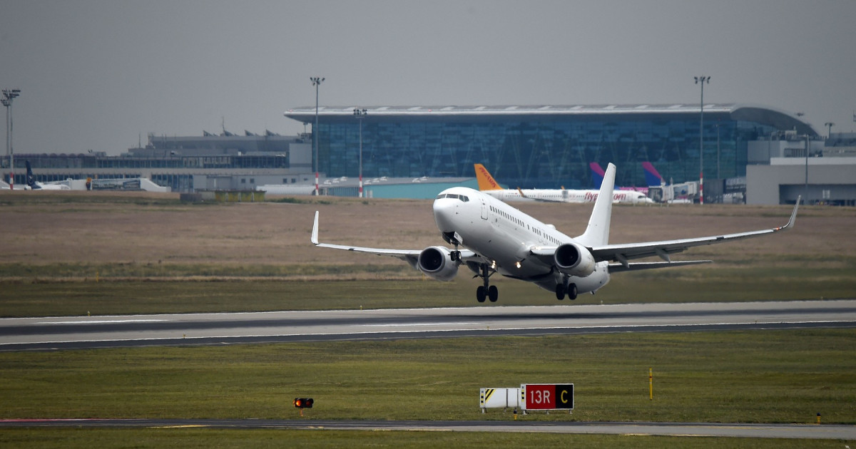 Cea mai mare rafinărie din Europa, contra cronometru: Se lucrează la foc continuu pentru a evita haosul pe aeroporturi