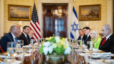 Benjamin Netanyahu, în timpul unui dineu cu Donald Trump la Casa Albă.