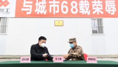 Fostul primar din Wuhan, Zhou Xianwang, (stânga) este vizat de o anchetă anticorupție
