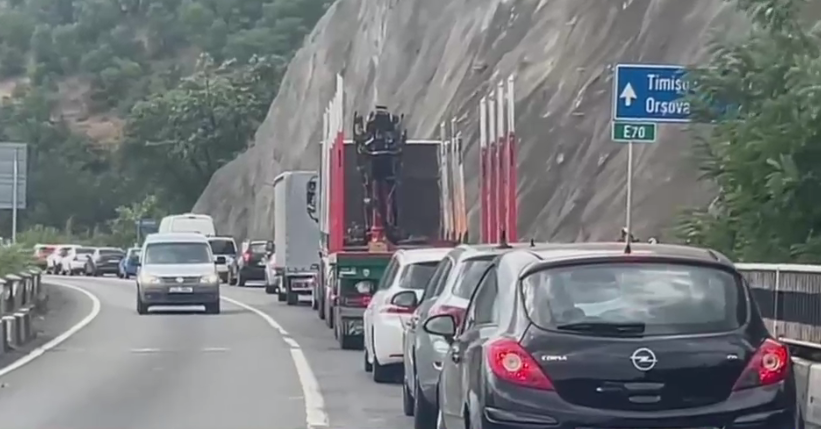 Trafic blocat pe DN 6, în zona Orşova, din cauza unui incendiu de vegetaţie produs pe versant. Cad pe şosea lemne aprinse şi pietre
