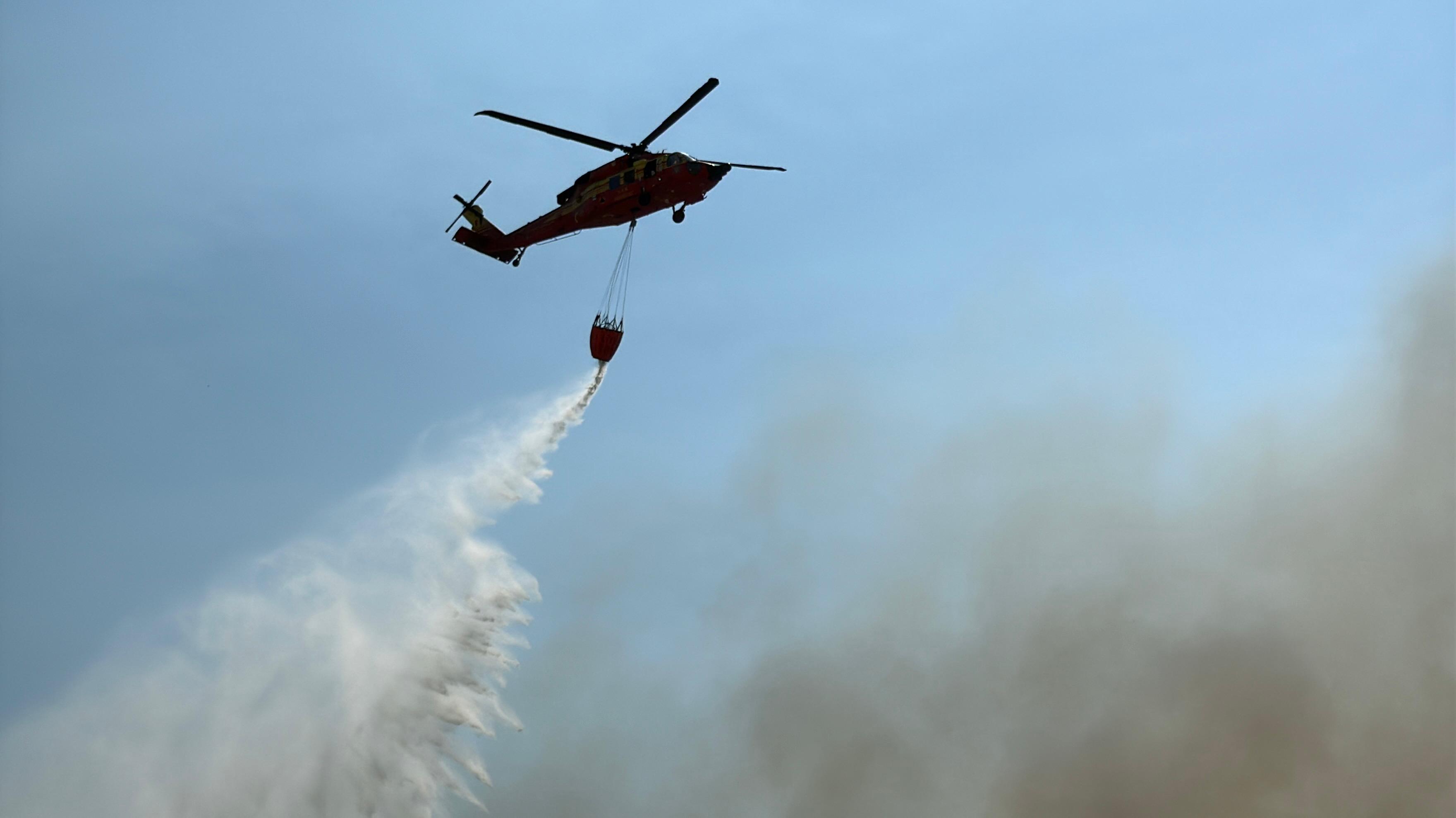 Trafic blocat pe DN6, în zona Orșova, din cauza unui incendiu de vegetaţie. Intervenție cu două elicoptere Black Hawk în Tulcea