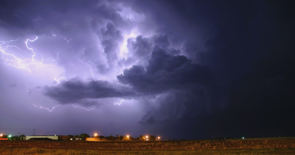 Meteorologii au emis, vineri dimineață, avertizări cod galben și cod portocaliu de ploi și vijelii puternice, valabile în aproape toată țara. Meteorologii au emis, vineri dimineață, avertizări cod galben și cod portocaliu de ploi și vijelii puternice, valabile în aproape toată țara.