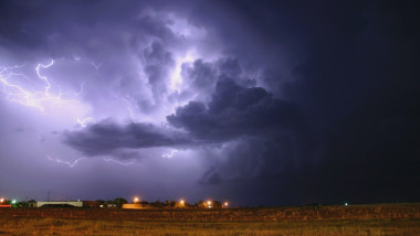 Noi avertizări meteo de furtuni.