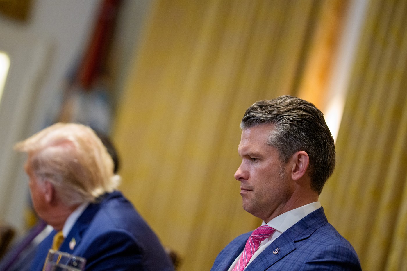 Degringoladă în administrația Trump: Pete Hegseth a oprit livrarea de armament pentru Ucraina fără a informa Casa Albă