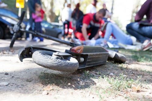 Copil în stare gravă după ce a căzut de pe o trotinetă electrică. A fost găsit inconştient de către un trecător