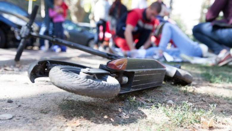 Un băiat de 14 ani a murit, după ce trotineta electrică pe care se afla a fost lovită de o motocicletă