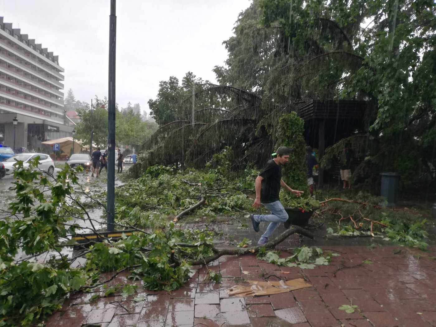 De ce sunt furtunile mult mai intense în România. Director ANM: Se impune o atenție maximă privind aceste fenomene meteorologice