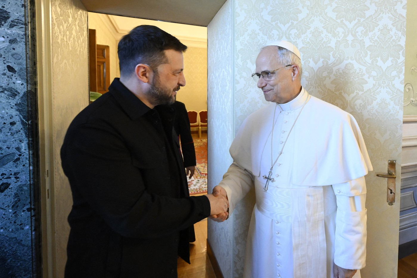 Papa Leon s-a oferit să găzduiască negocierile dintre Ucraina și Rusia la Vatican. Suveranul Pontif s-a întâlnit cu Volodimir Zelenski