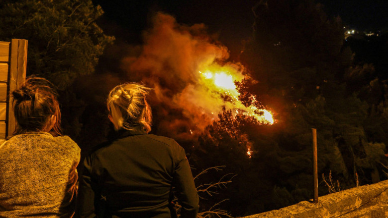 GALERIE FOTO  Incendiul de la periferia orașului Marsilia a fost izolat, însă „pot apărea noi focare” avertizează prefectul