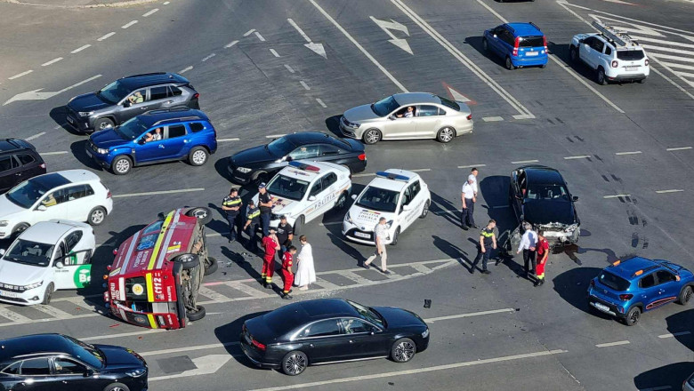 Accident grav în Capitală. Ambulanță răsturnată în intersecția bulevardelor Națiunile Unite și Libertății