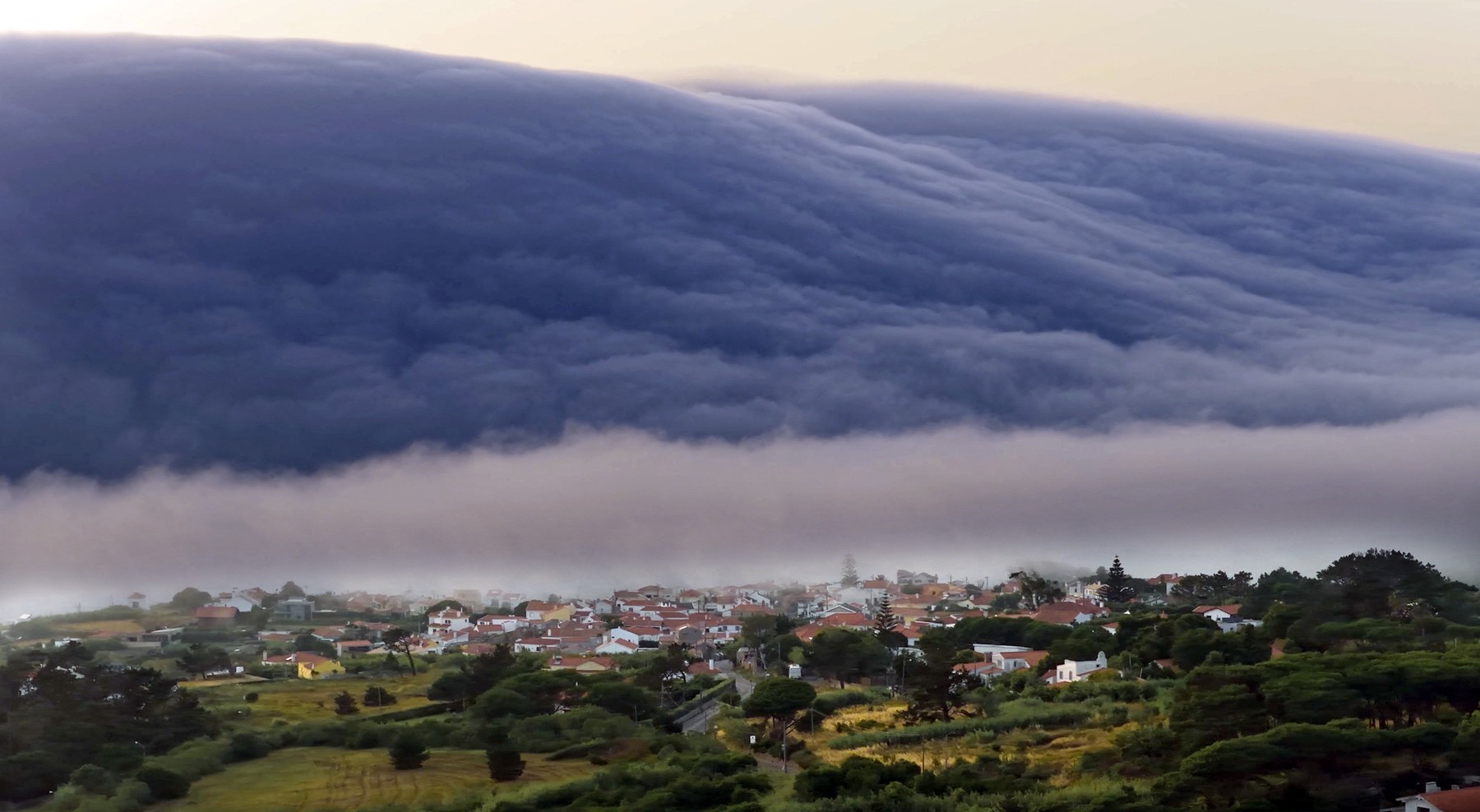 Fenomen meteo spectaculos înregistrat duminică în Portugalia. „Arăta ca un tsunami”