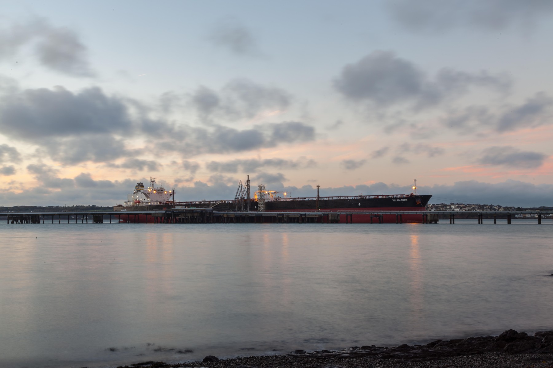 Explozie misterioasă la un petrolier ce transporta 1 milion de barili de petrol. Nava a avut o escală într-un port rusesc