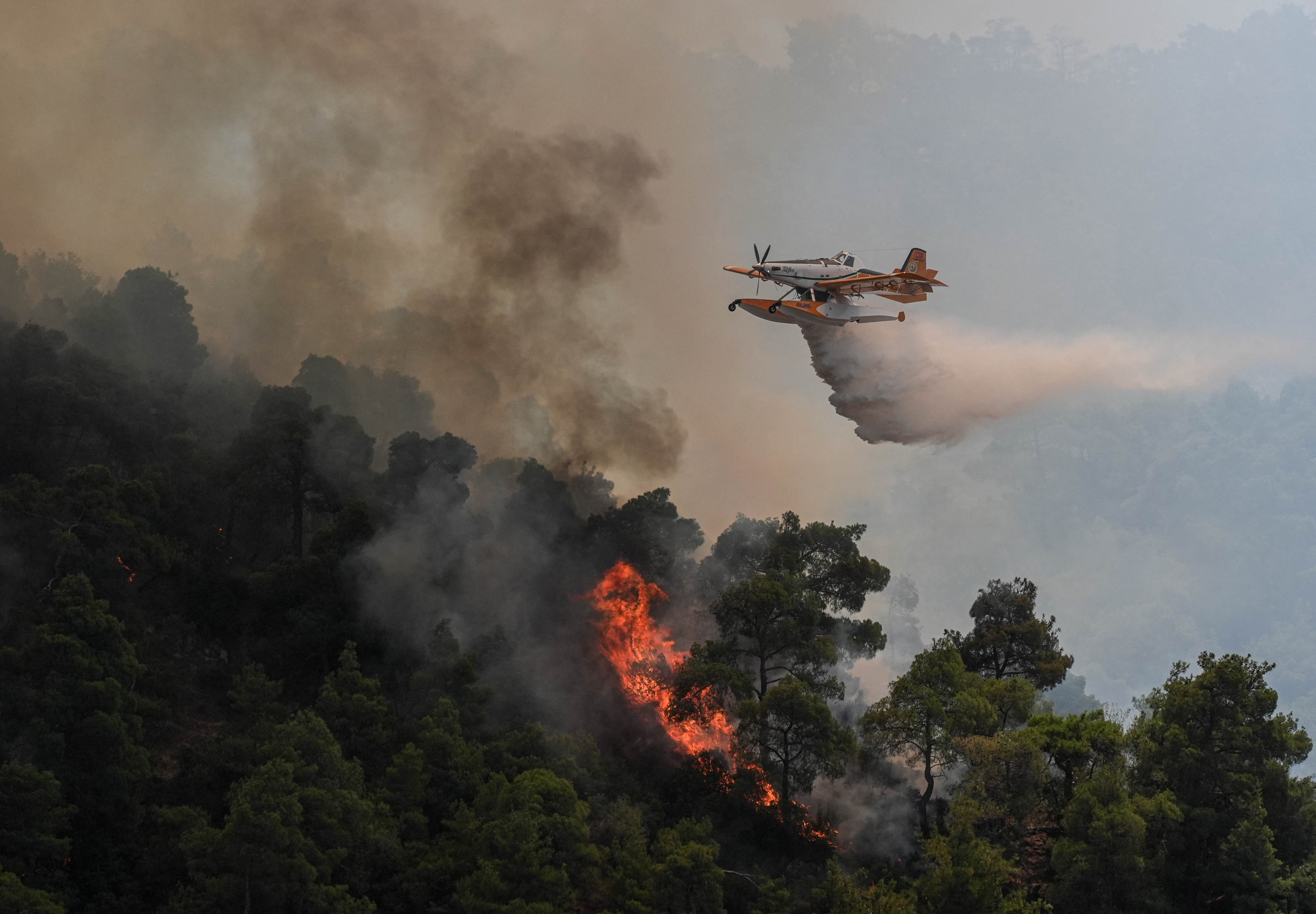 Pompierii turci luptă în continuare cu incendiile de vegetație în Izmir și Manisa. Peste 50.000 de localnici au fost evacuați