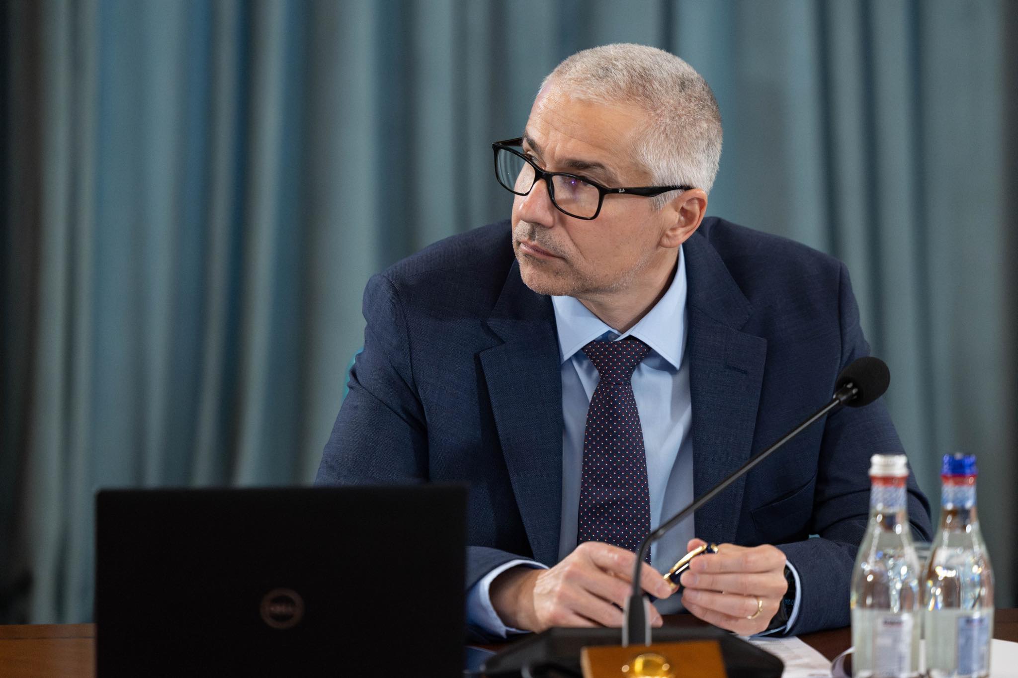 Ce răspunde ministrul Justiției, întrebat dacă Guvernul a intenționat vreodată să verifice beneficiile judecătorilor CCR
