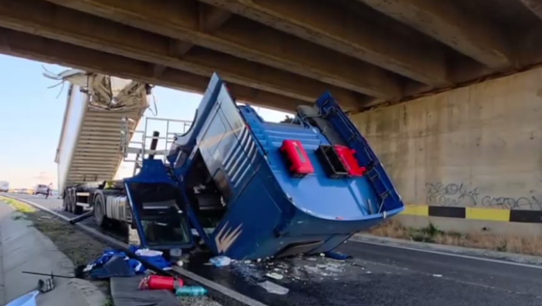 VIDEO. Accident pe DN22: Bena unui camion s-a ridicat în mers și a lovit un pod. Șoferul a rămas încarcerat