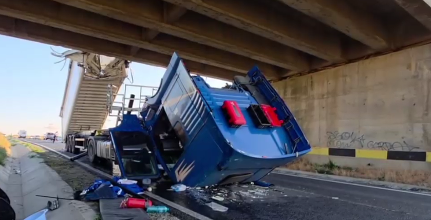 VIDEO. Accident pe DN22: Bena unui camion s-a ridicat în mers și a lovit un pod. Șoferul a rămas încarcerat