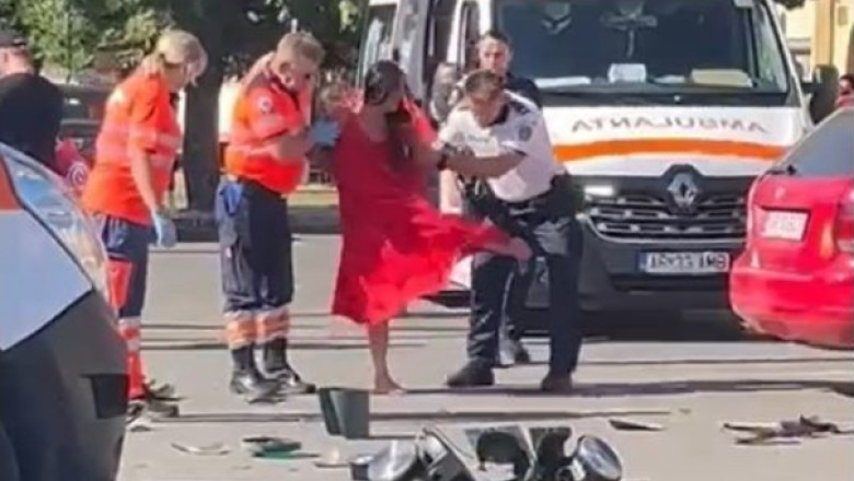 VIDEO  O şoferiţă beată a produs un accident în care o altă femeie şi doi copii au fost răniţi. A fost încătuşată după ce a făcut scandal