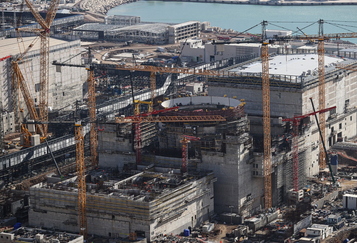 Rusia analizează vinderea participațiilor la centrala nucleară pe care o construiește în Turcia