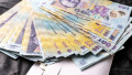 nacnote de 100 de lei pe o masa