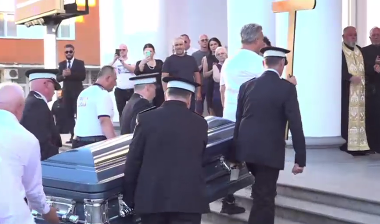 Sicriul cu trupul neînsufleţit al campionului Mihai Leu, întâmpinat cu aplauze la Hunedoara