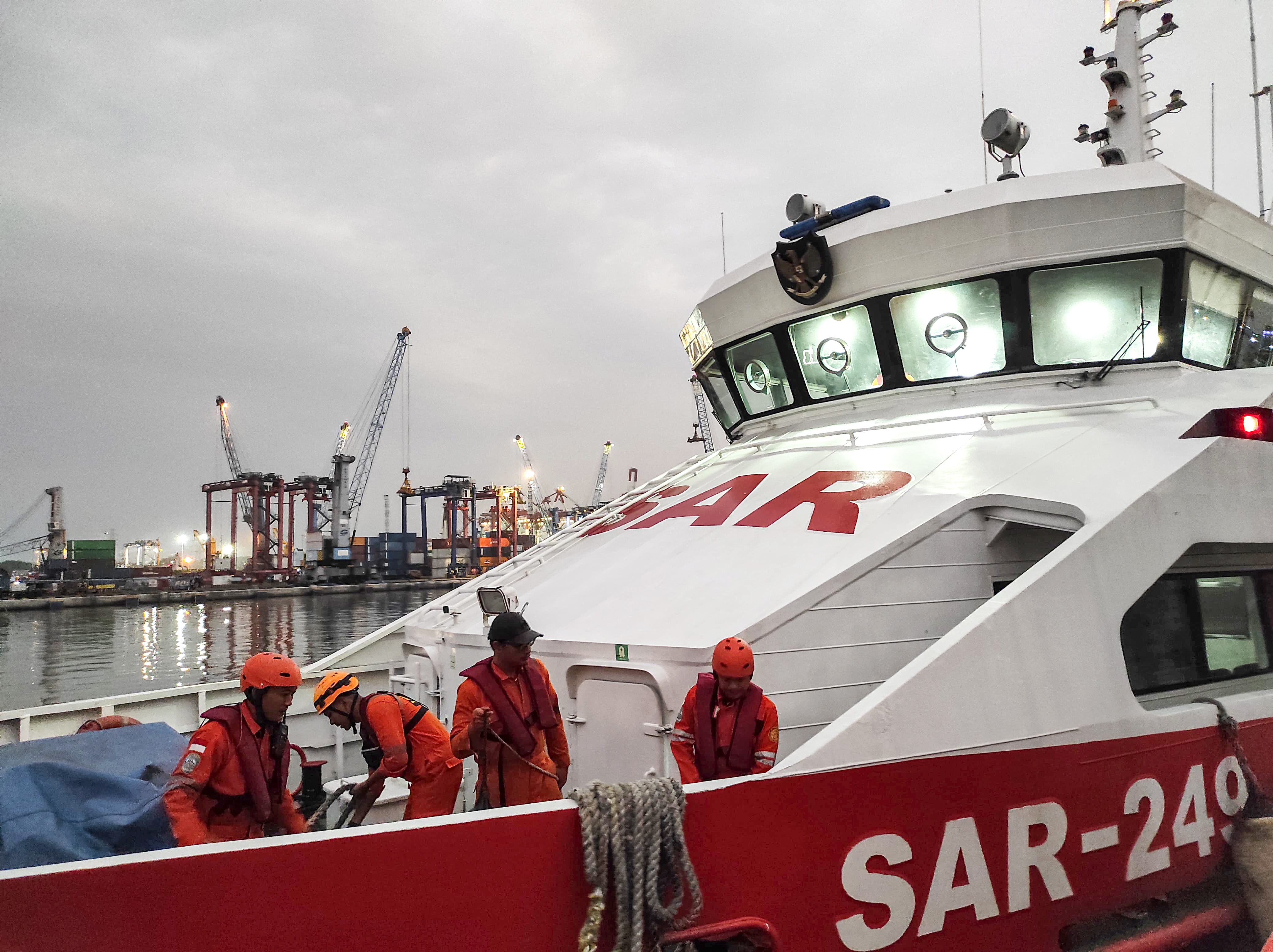 Cel puţin patru morţi şi 38 de dispăruţi în urma scufundării unui feribot în largul insulei indoneziene Ba