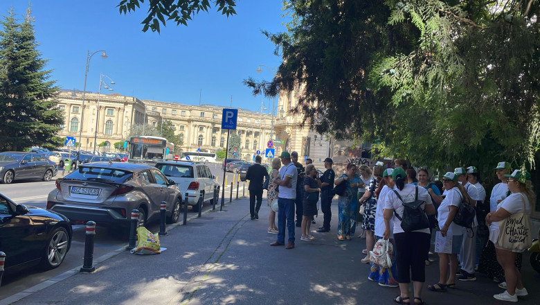 VIDEO  A 4-a zi de proteste. „Copiii și bătrânii din grija noastră sunt și responsabilitatea voastră” spun angajații din asistență socială