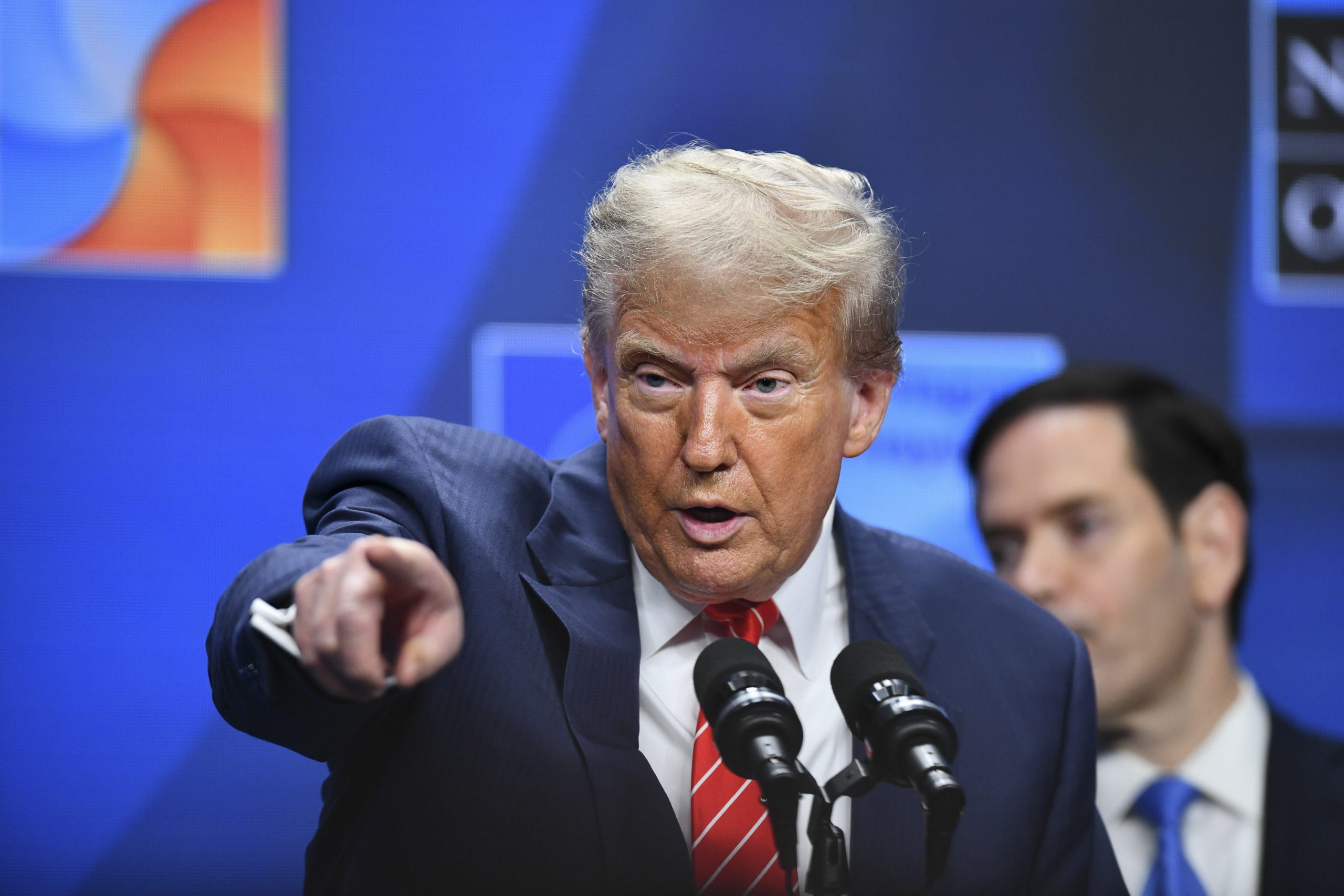 Aliaţii lui Trump, luați prin surprindere de blocarea livrărilor de arme către Kiev. Cine s-ar afla în spatele deciziei (Politico)