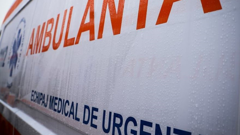 Persoane intoxicate într-un parc din Capitală, după ce ar fi inhalat vapori din substanţe folosite la întreţinerea aparatelor de joacă