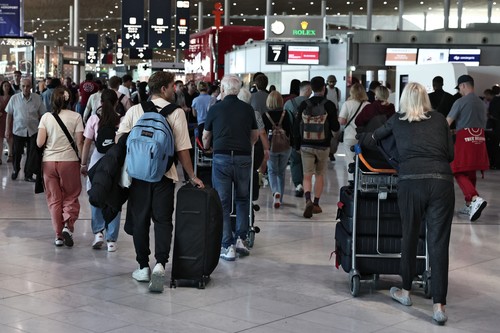 Haos pe aeroporturile din Franța: Peste 900 de zboruri au fost anulate joi din cauza grevei controlorilor de trafic aerian