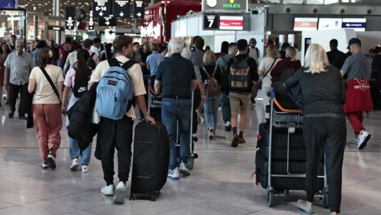 Haos pe aeroporturile din Franța: Peste 900 de zboruri au fost anulate joi din cauza grevei controlorilor de trafic aerian