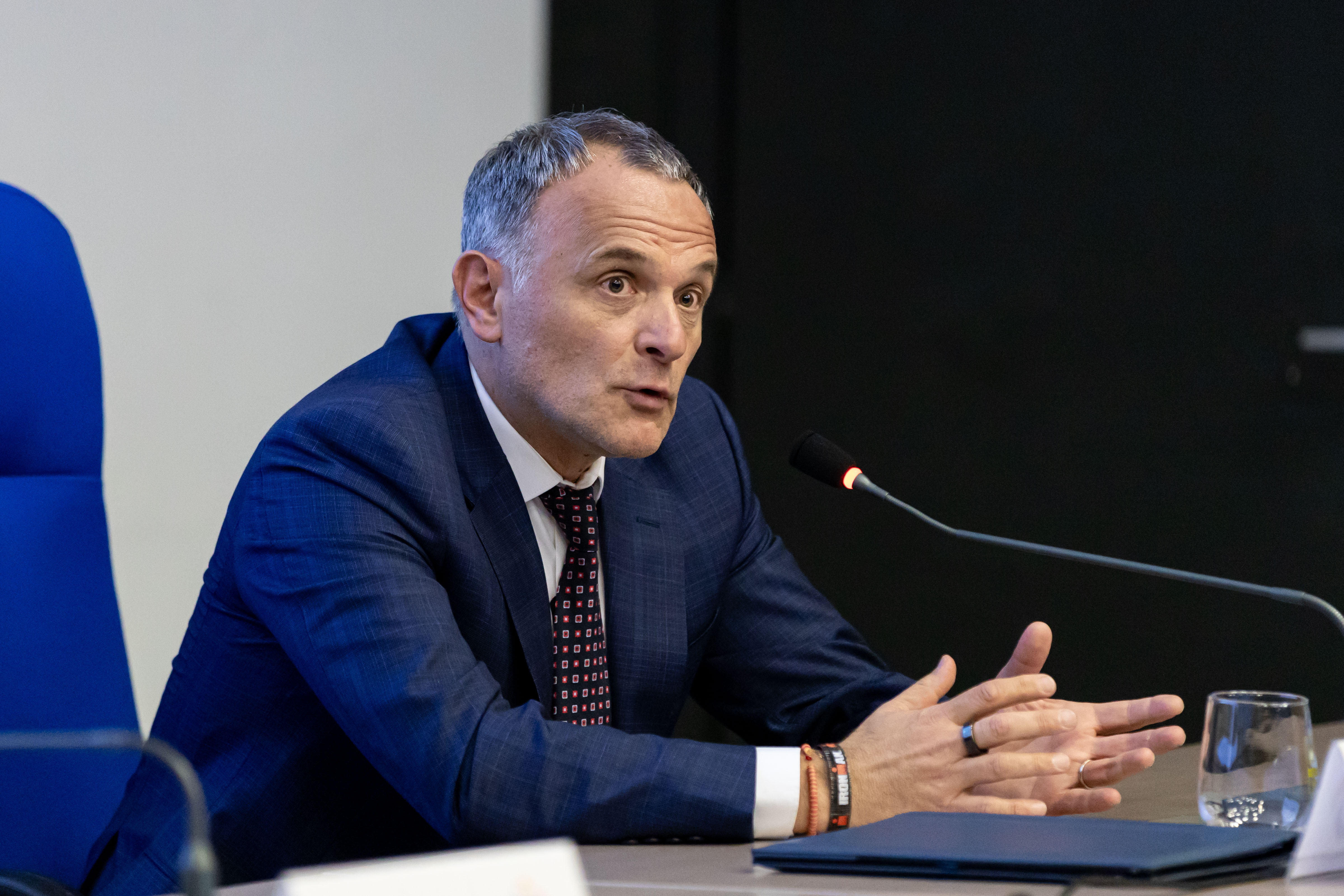 Șeful Hidroelectrica a anunţat că va dona 20% din salariul său „în vederea susţinerii proiectelor sociale”