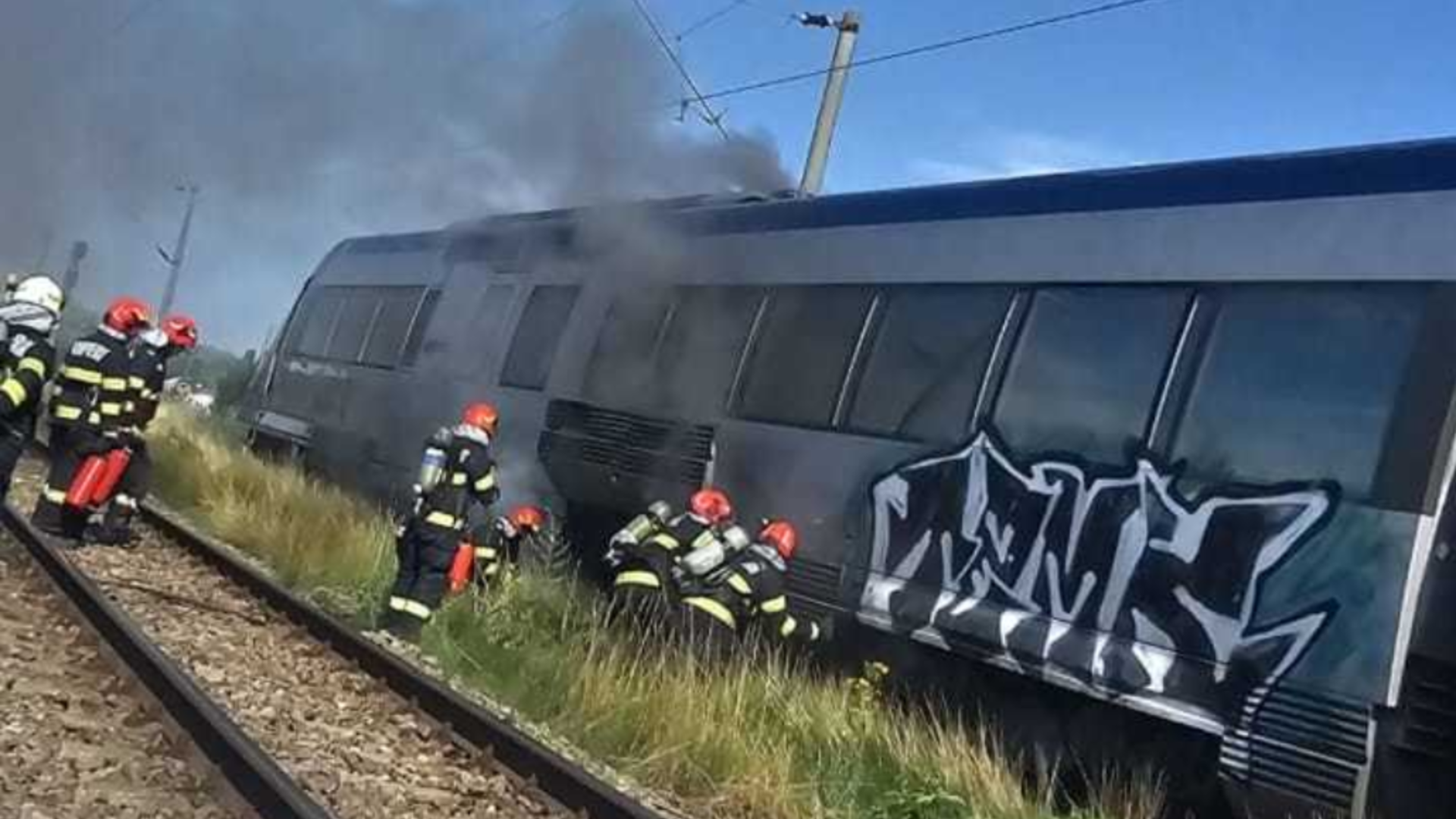 Locomotiva unui tren a luat foc lângă o stație de carburant, în Pașcani. În interior se aflau 32 de copii și 20 de adulți