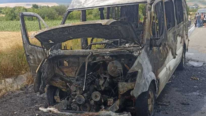 Un microbuz cu pasageri a luat foc în mers, pe DN 29D, în Botoșani. Autoturismul a ars în totalitate