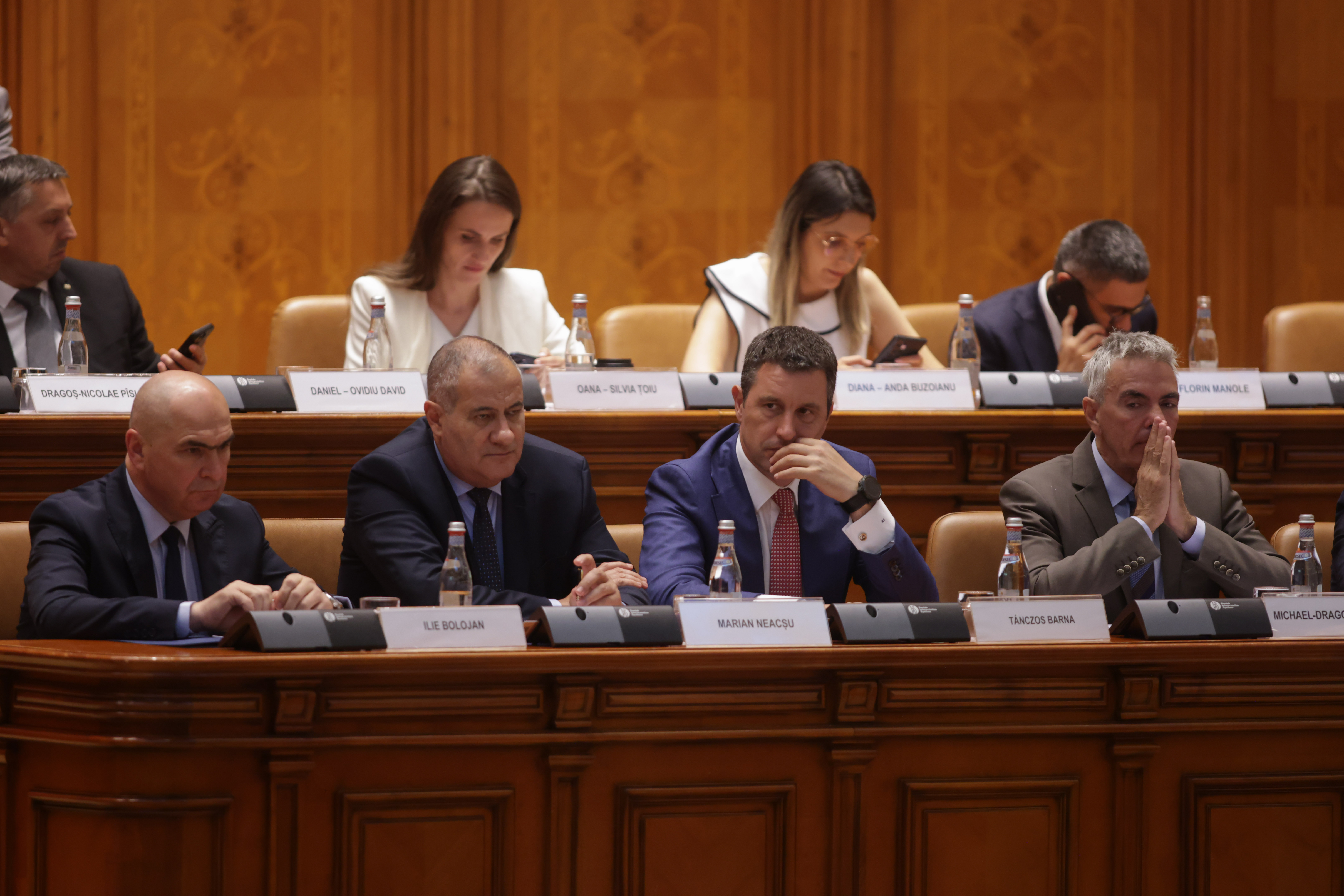Moțiunea împotriva Guvernului Bolojan a picat. Parlamentarii coaliției au fost prezenți, dar nu au votat