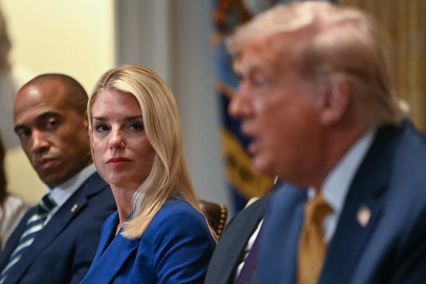 Donald Trump a discutat în privat despre demiterea procurorului general Pam Bondi 